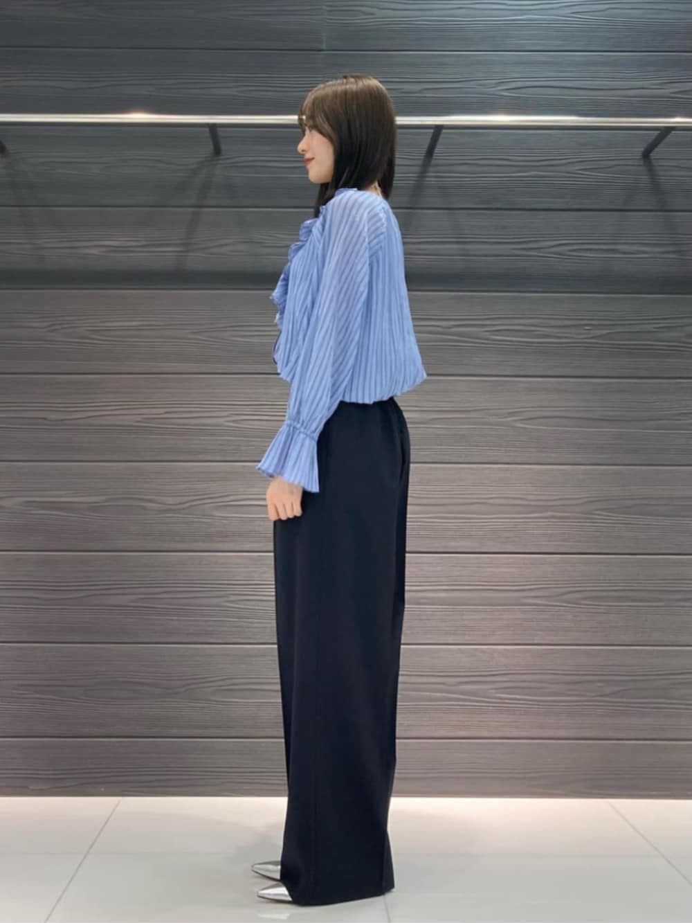 ブルー系のシャツ/ブラウス、ブルー系のスーツパンツを着用したレディースの春コーディネートの7枚目の写真