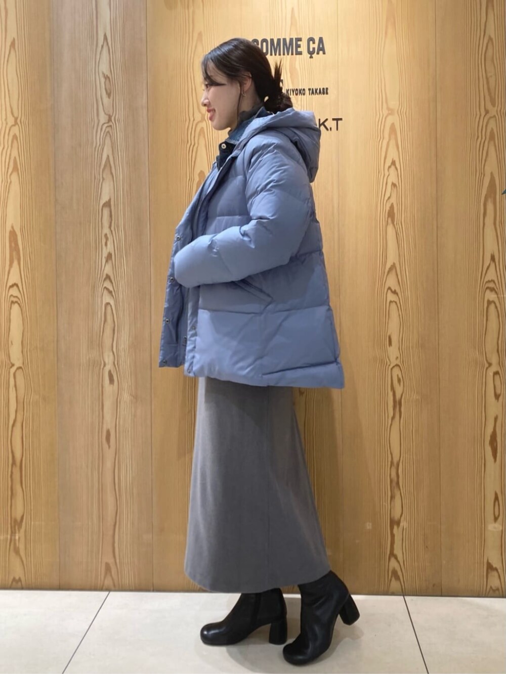 ブルー系のシャツ/ブラウス、ブルー系のダウンジャケット/コート、グレー系のスカートを着用したレディースの冬コーディネートの2枚目の写真