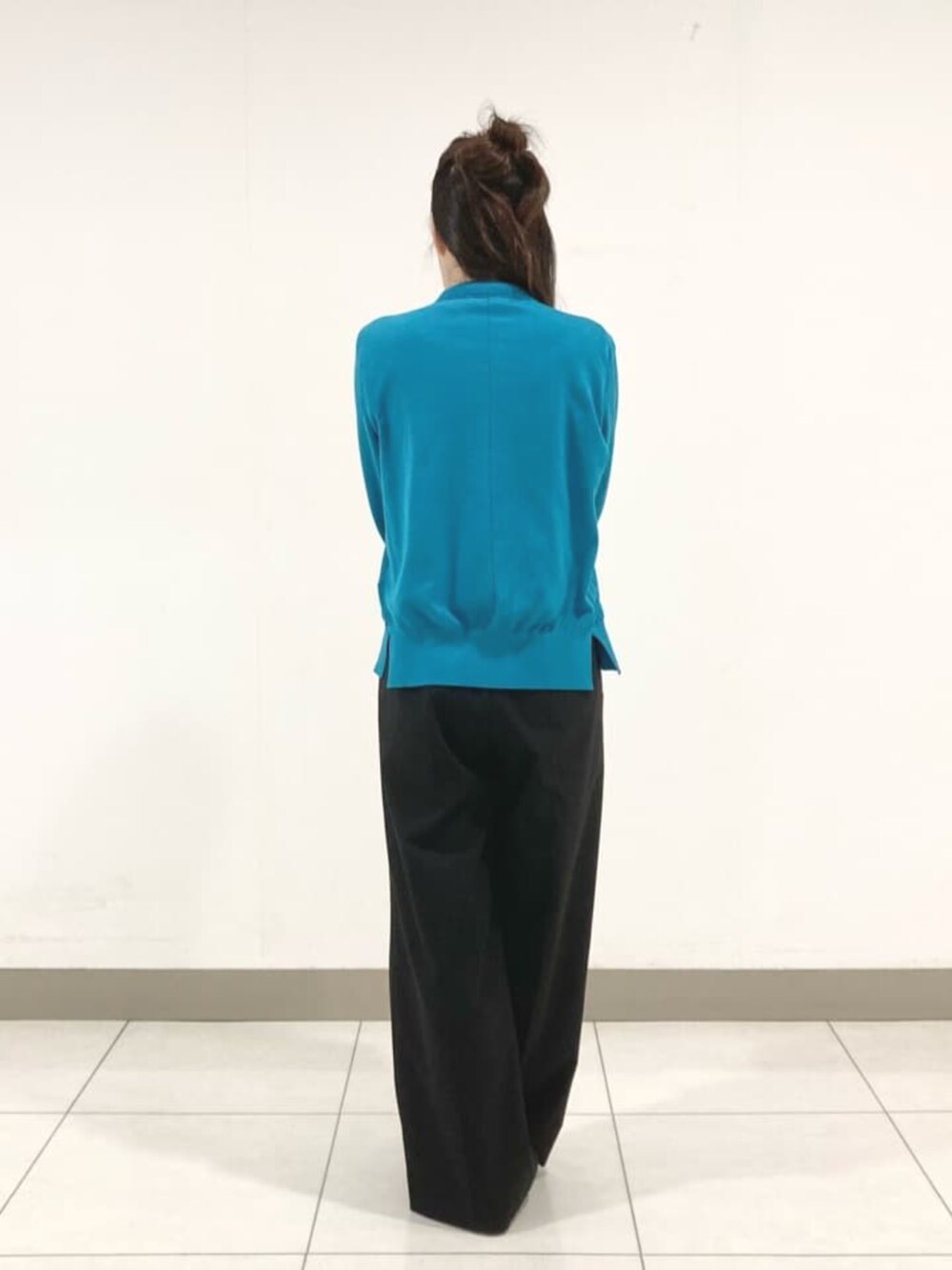 グリーン系のカーディガン/ボレロ、グリーン系のニット/セーター、ブラック系のその他パンツを着用したレディースの夏コーディネートの3枚目の写真