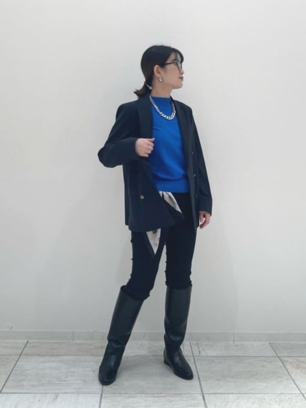 ブラック系のその他パンツ、ブルー系のテーラードジャケット、ブルー系のニット/セーターを着用したレディースの秋コーディネートの2枚目の写真