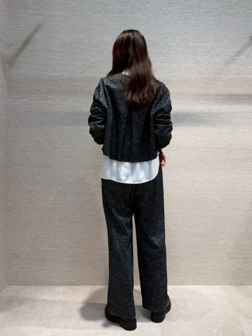 ホワイト系のシャツ/ブラウス、ブラック系のノーカラージャケット、ブラック系のその他パンツを着用したレディースの冬コーディネートの4枚目の写真