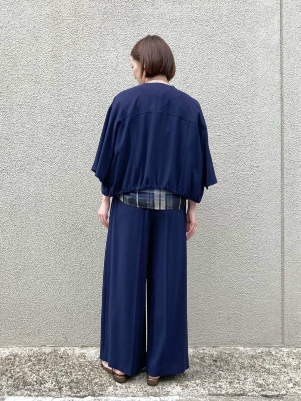 ブルー系のブルゾン、ブルー系のその他パンツ、ブルー系のシャツ/ブラウスを着用したレディースの夏コーディネートの6枚目の写真