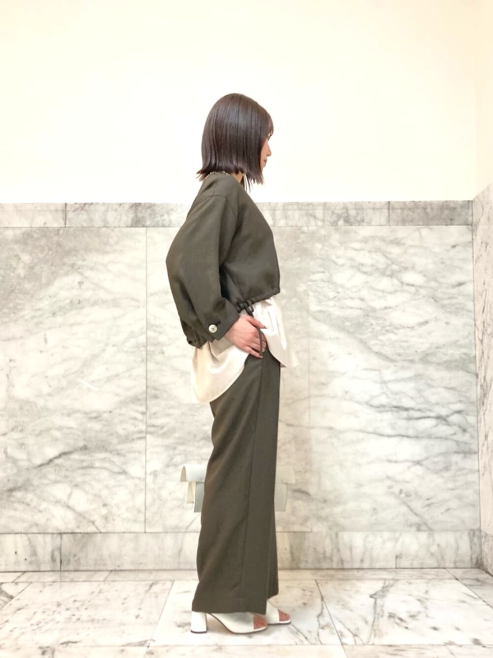 ホワイト系のサンダル、その他のトップス、ブラウン系のその他パンツを着用したレディースの春コーディネートの3枚目の写真