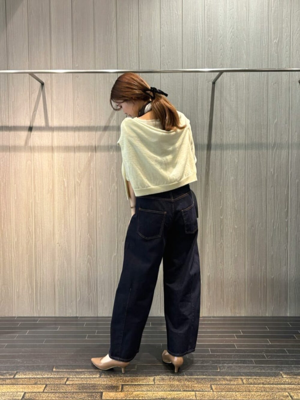 ホワイト系のショルダーバッグ、イエロー系のカーディガン/ボレロ、イエロー系のニット/セーターを着用したレディースの春コーディネートの6枚目の写真