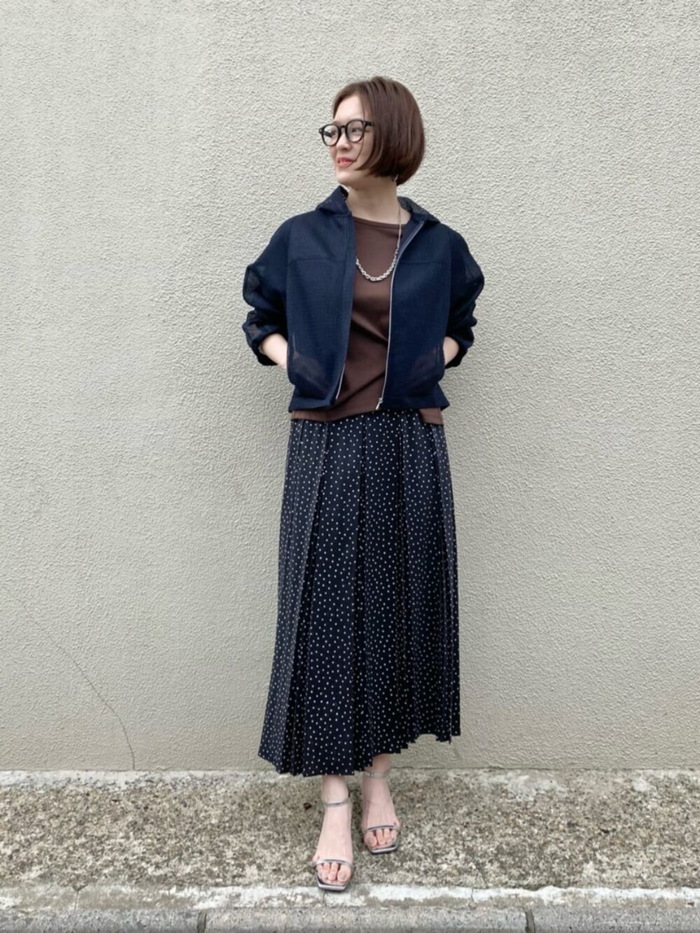 ブラウン系のTシャツ/カットソー、ホワイト系のスカート、ブルー系のブルゾンを着用したレディースの夏コーディネートの3枚目の写真