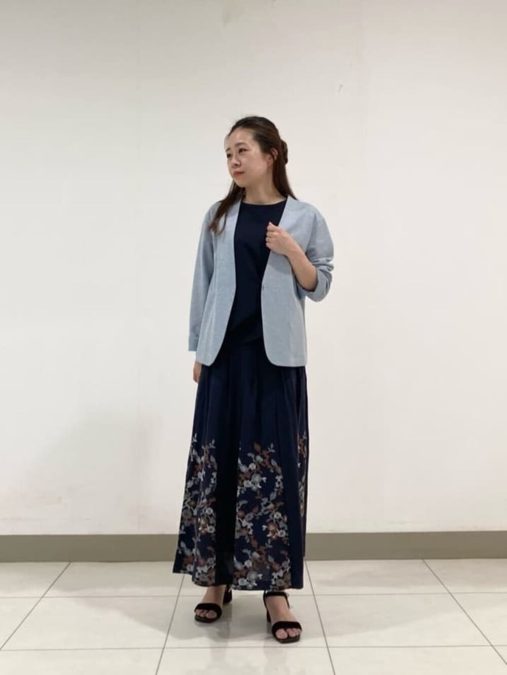 ブルー系のノーカラージャケット、ブルー系のスカートを着用したレディースの春コーディネートの2枚目の写真