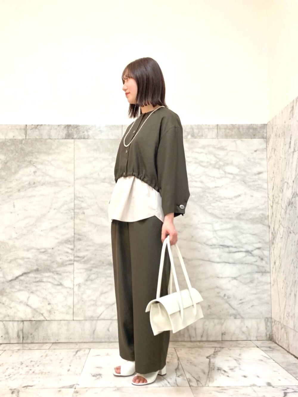 ホワイト系のサンダル、その他のトップス、ブラウン系のその他パンツを着用したレディースの春コーディネートの2枚目の写真
