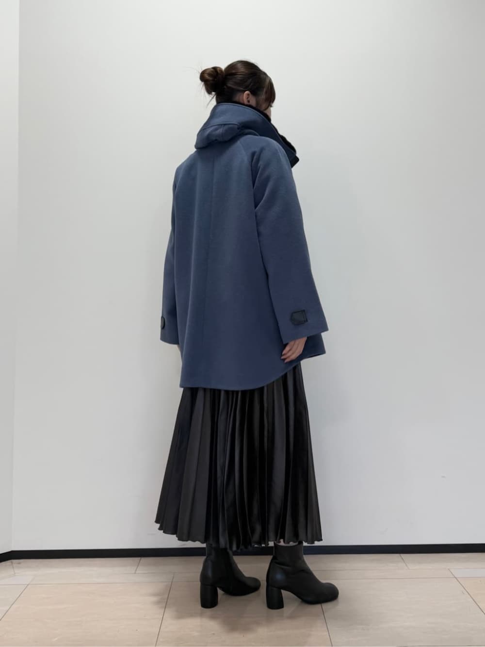 ブルー系のその他アウター、グレー系のスカート、ブラック系のブーツを着用したレディースの秋コーディネートの3枚目の写真