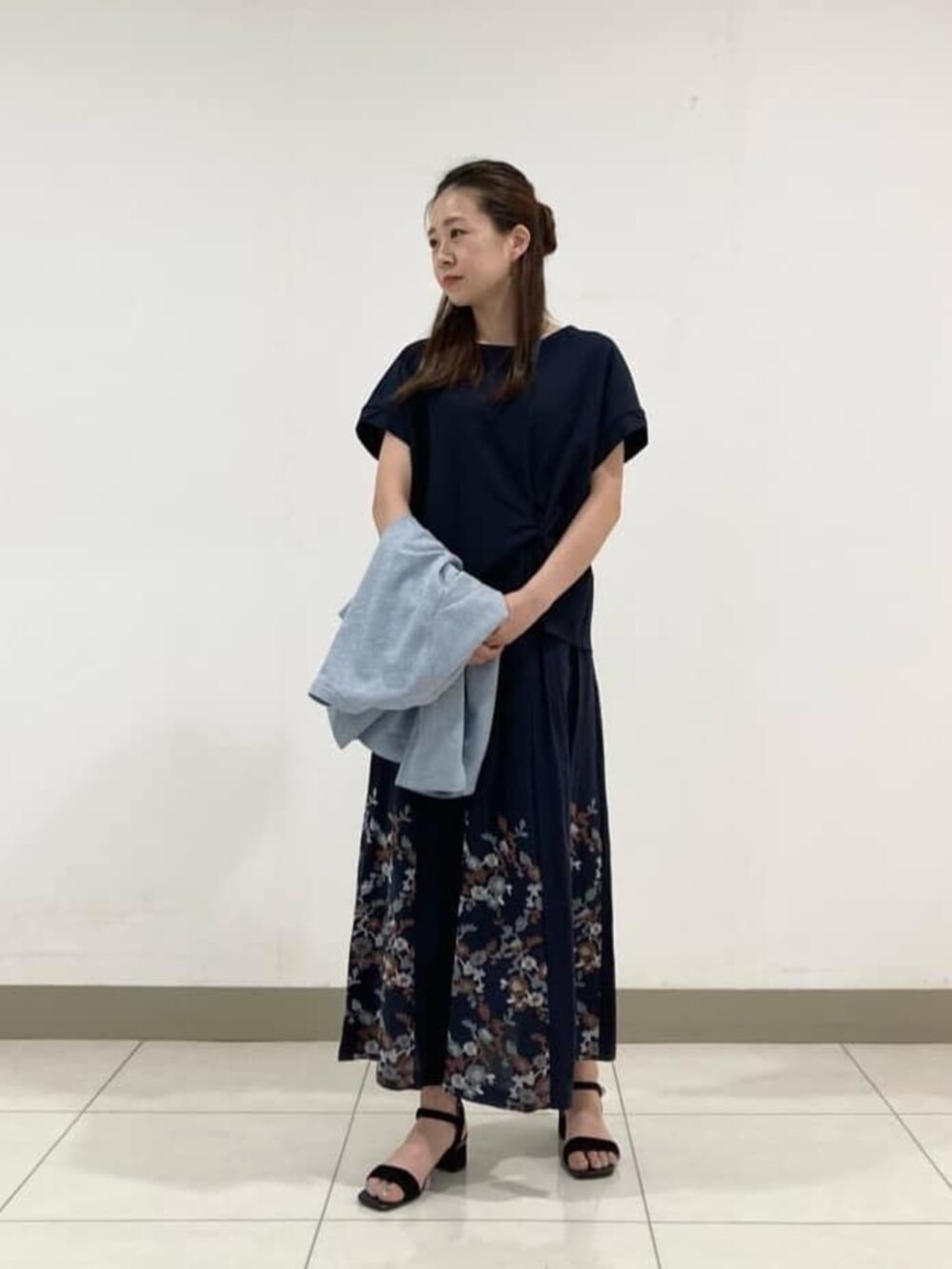 ブルー系のノーカラージャケット、ブルー系のスカートを着用したレディースの春コーディネートの4枚目の写真