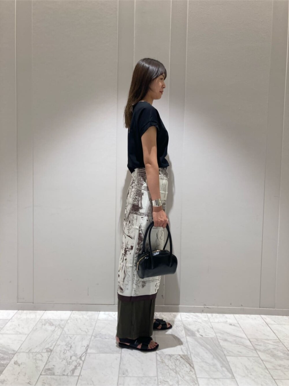 グリーン系のその他パンツ、ブラック系のTシャツ/カットソー、ブラウン系のストール/ショールを着用したレディースの秋コーディネートの4枚目の写真