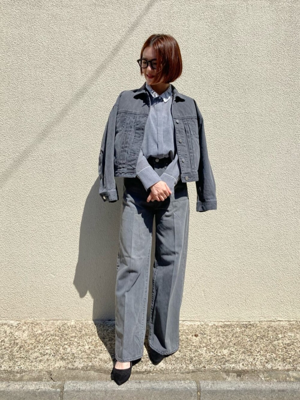 グレー系のシャツ/ブラウス、グレー系のデニムジャケット、グレー系のデニムパンツを着用したレディースの秋コーディネートの5枚目の写真