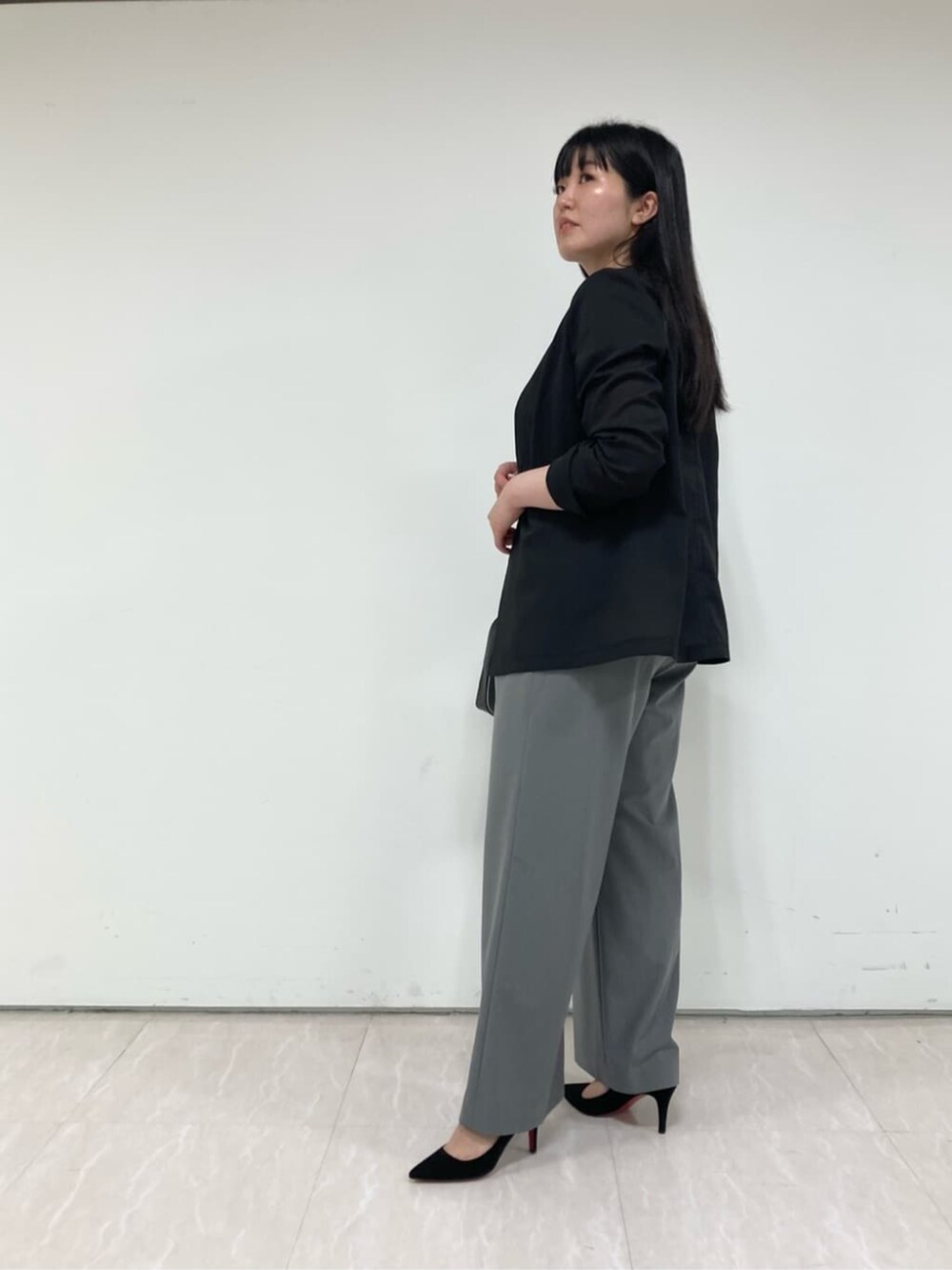 グレー系のその他パンツ、ブラック系のノーカラージャケット、ブラック系のTシャツ/カットソーを着用したレディースの夏コーディネートの3枚目の写真