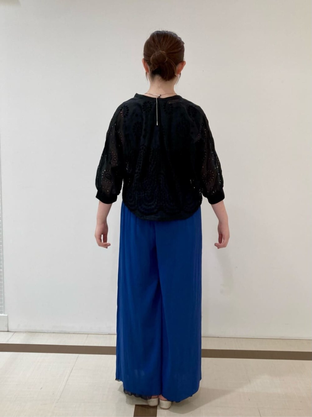 ブルー系のその他パンツを着用したレディースの夏コーディネートの4枚目の写真