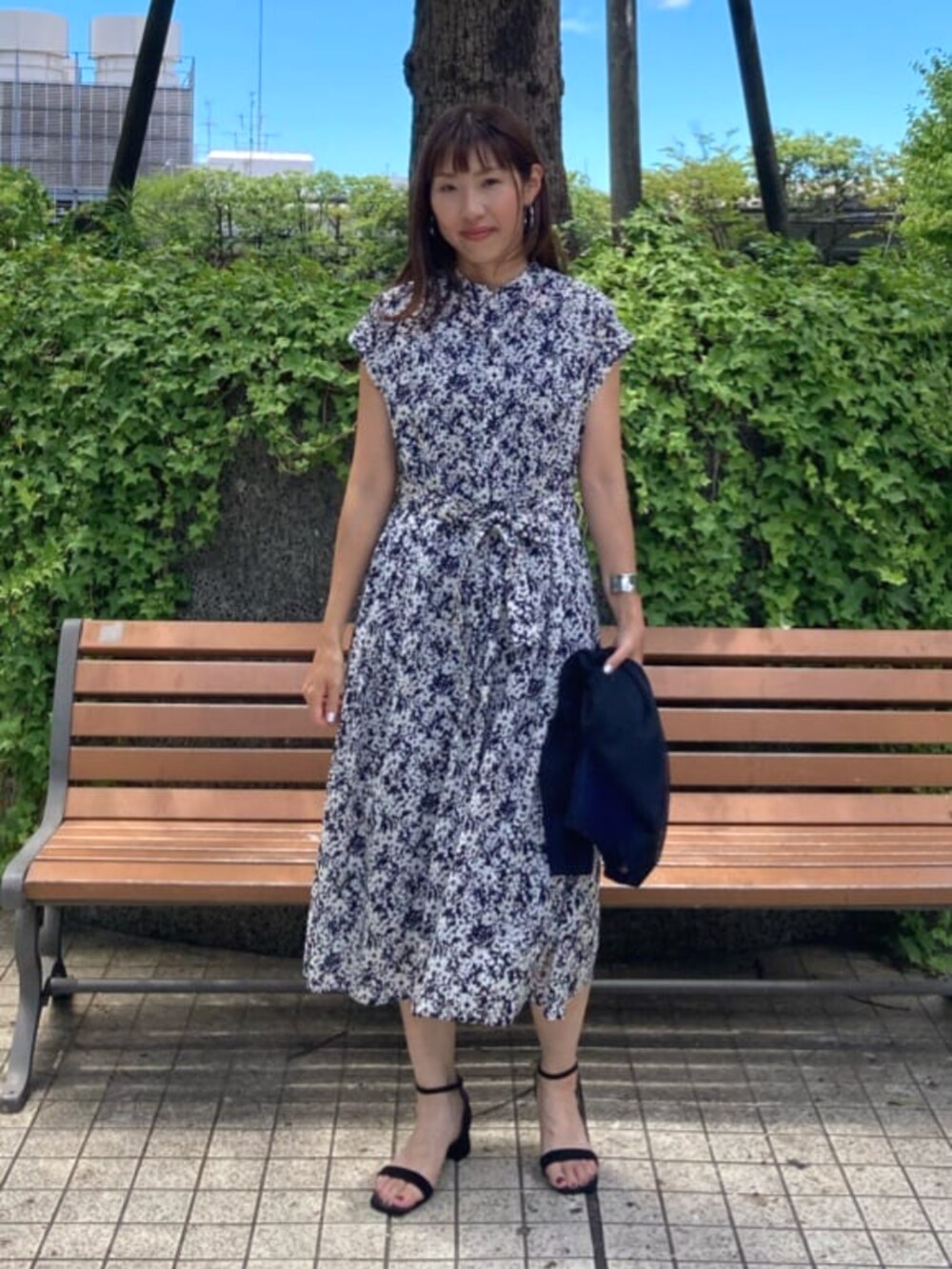 グレー系のワンピース、ブラック系のニット/セーターを着用したレディースの夏コーディネートの3枚目の写真