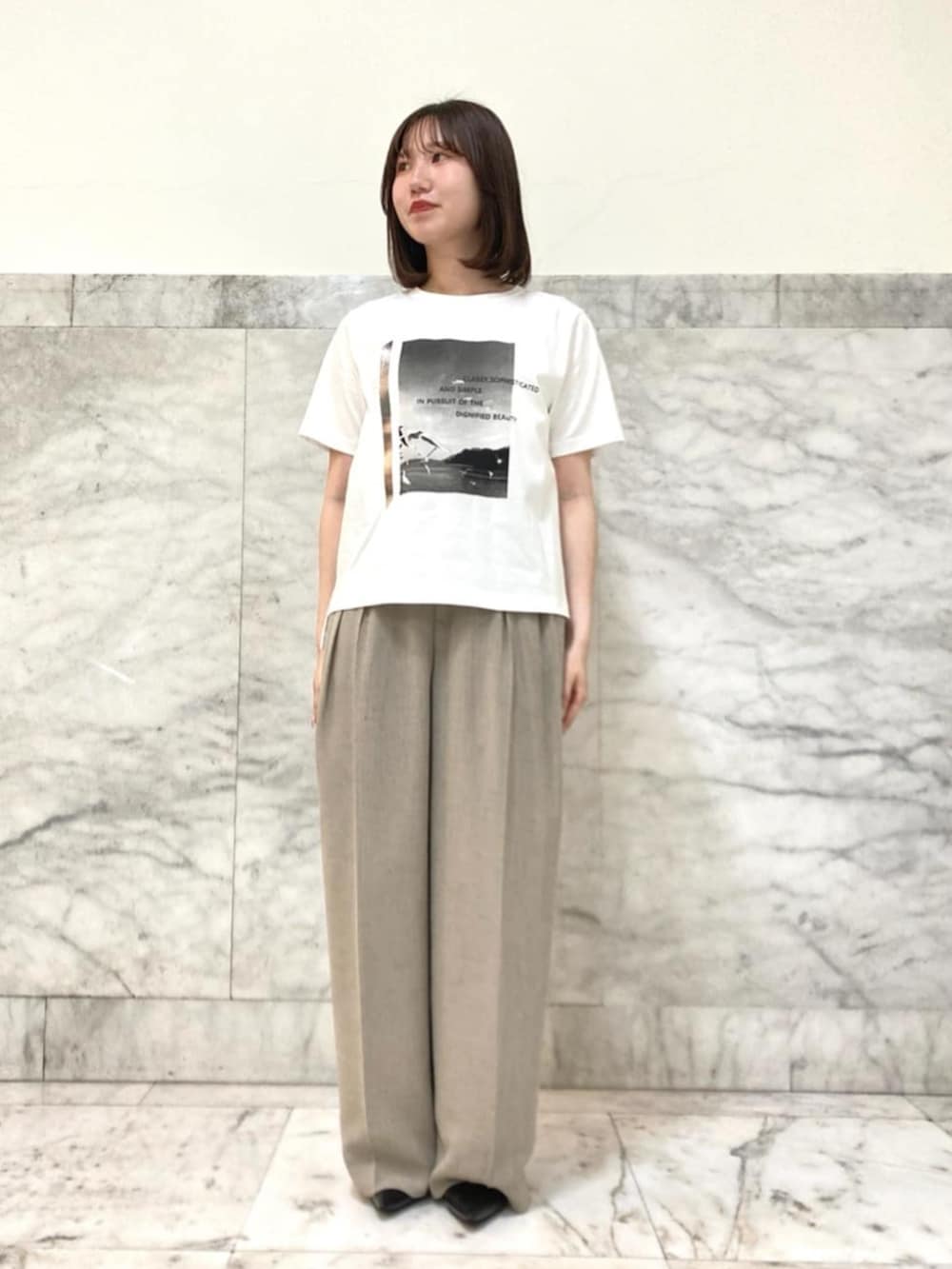 ホワイト系のTシャツ/カットソー、ホワイト系のテーラードジャケット、ホワイト系のその他パンツを着用したレディースの夏コーディネートの3枚目の写真