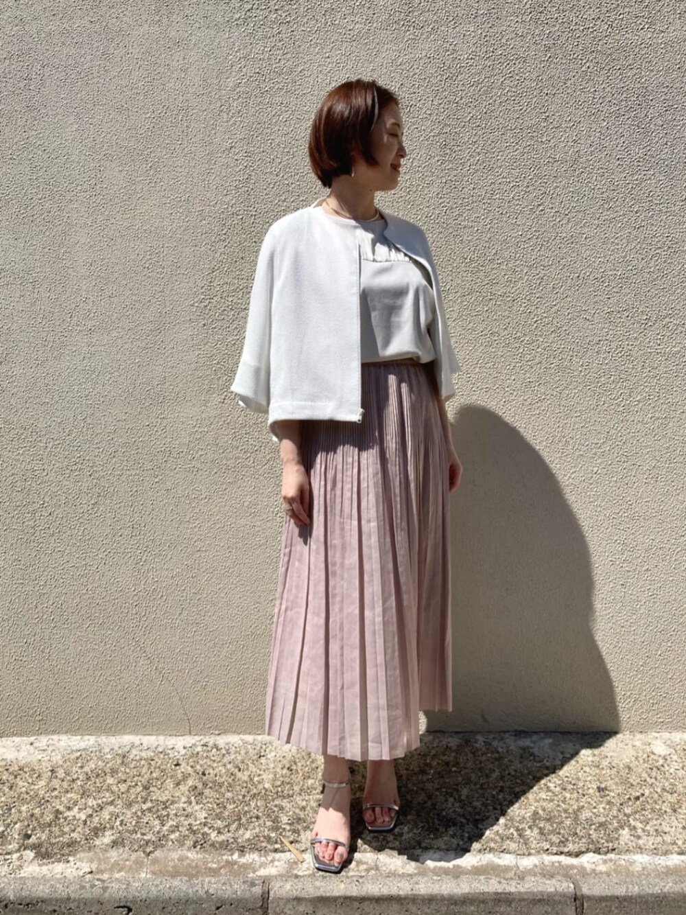 ホワイト系のTシャツ/カットソー、ホワイト系のブルゾン、ピンク系のスカートを着用したレディースの夏コーディネートの3枚目の写真