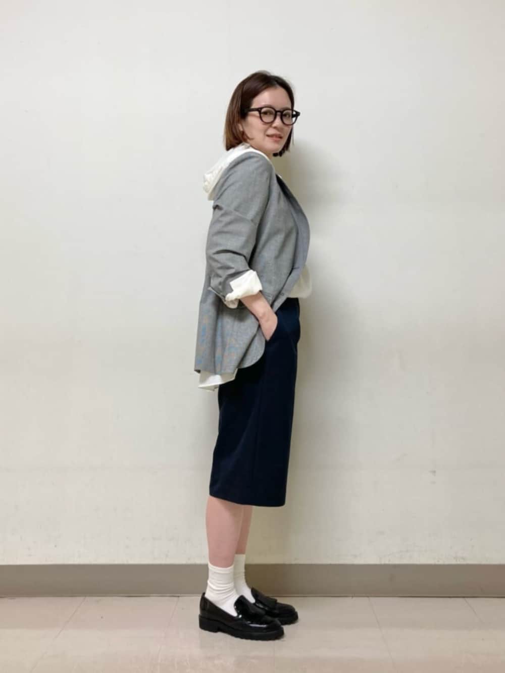 ホワイト系のシャツ/ブラウス、ブラック系のテーラードジャケット、ブルー系のその他パンツを着用したレディースの春コーディネートの3枚目の写真
