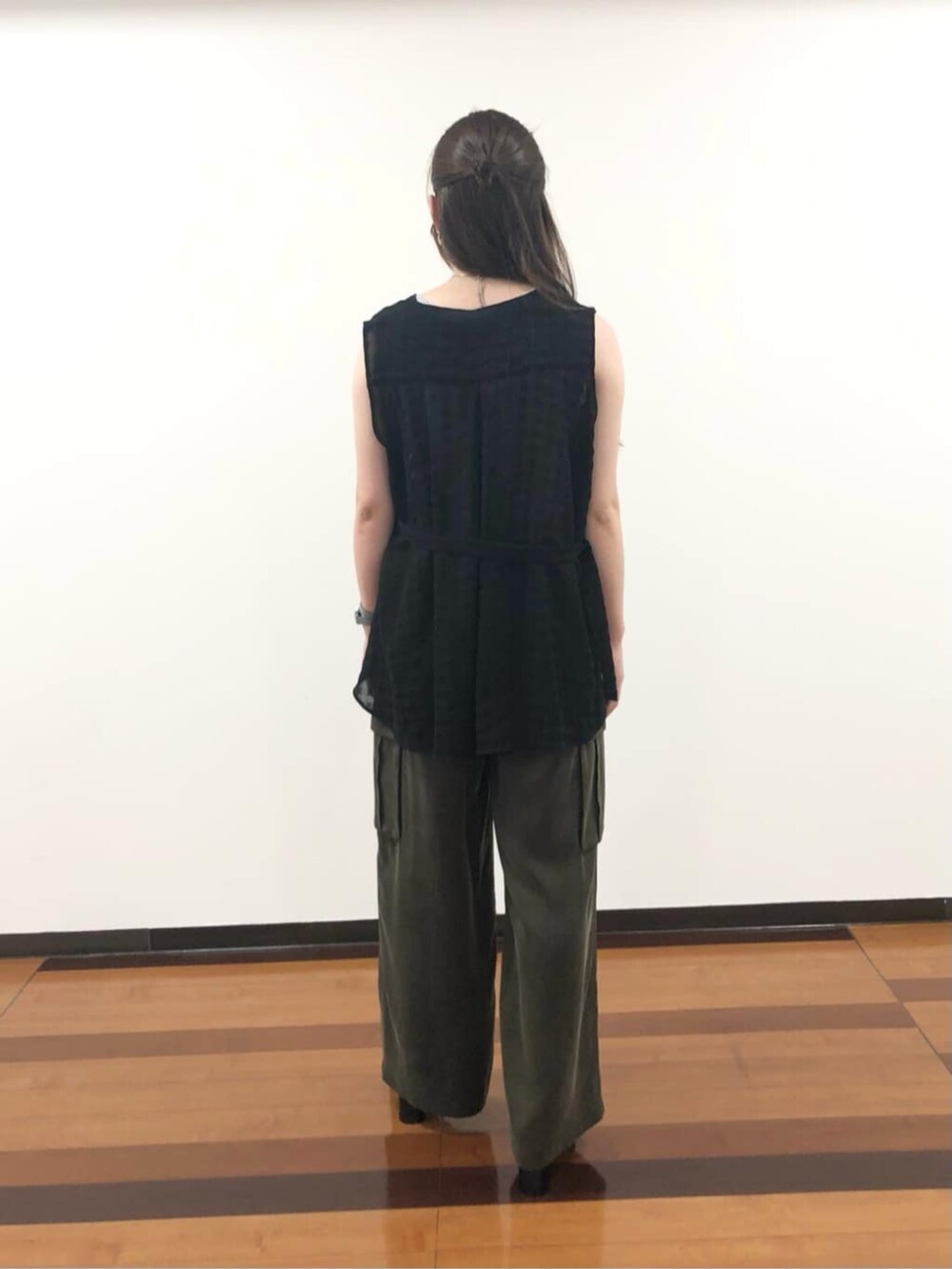 ブラック系のサンダル、グリーン系のその他パンツを着用したレディースの夏コーディネートの2枚目の写真