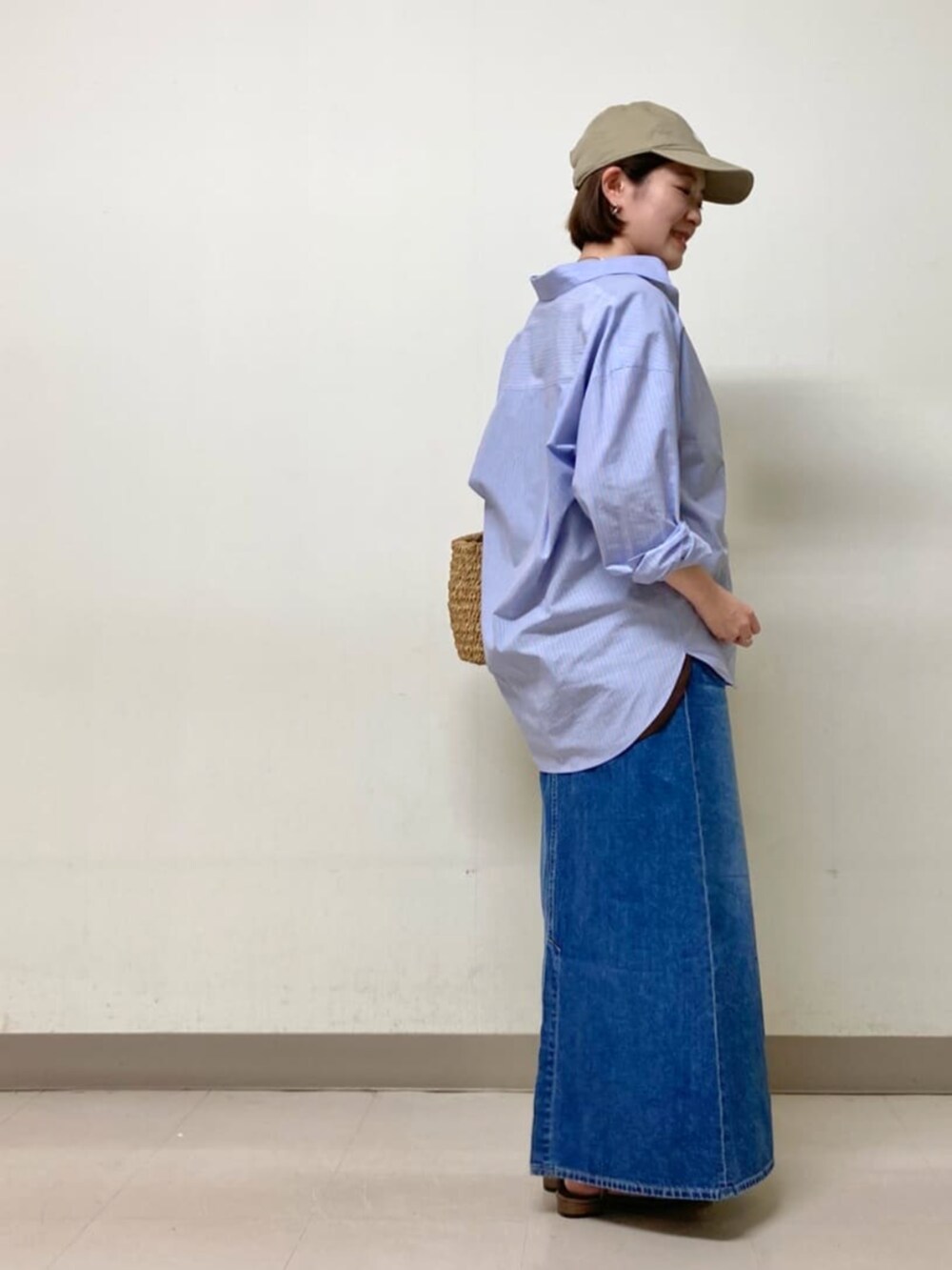 ブルー系のシャツ/ブラウス、グレー系のスカート、ブラウン系のTシャツ/カットソーを着用したレディースの夏コーディネートの4枚目の写真