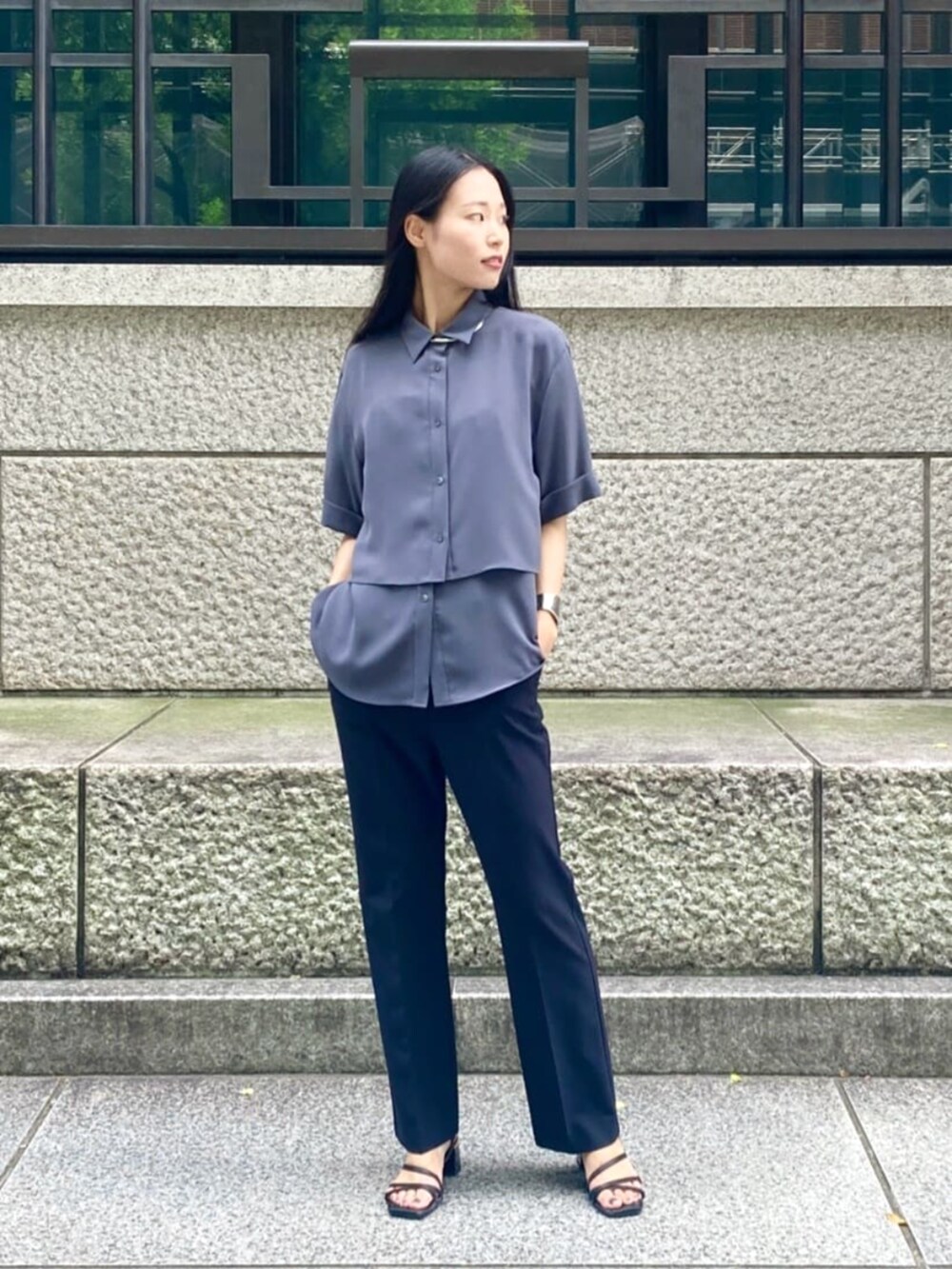 グレー系のシャツ/ブラウス、ブラック系のその他パンツ、シルバー系のブレスレットを着用したレディースの秋コーディネートの4枚目の写真