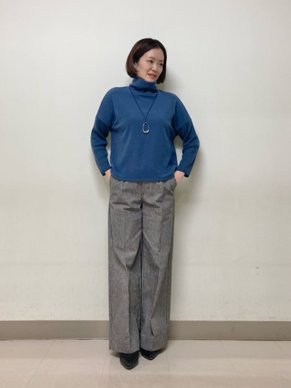 ブルー系のデニムジャケット、ブルー系のTシャツ/カットソーを着用したレディースの冬コーディネートの6枚目の写真