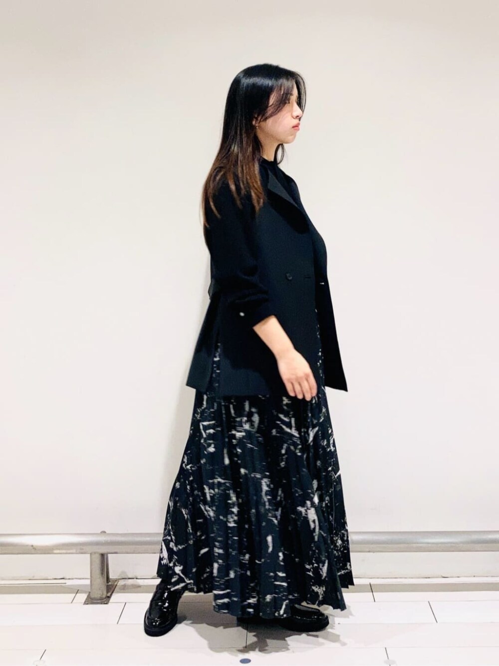 ブラック系のその他シューズ、ブラック系のベスト、ブラック系のシャツ/ブラウスを着用したレディースの夏コーディネートの4枚目の写真