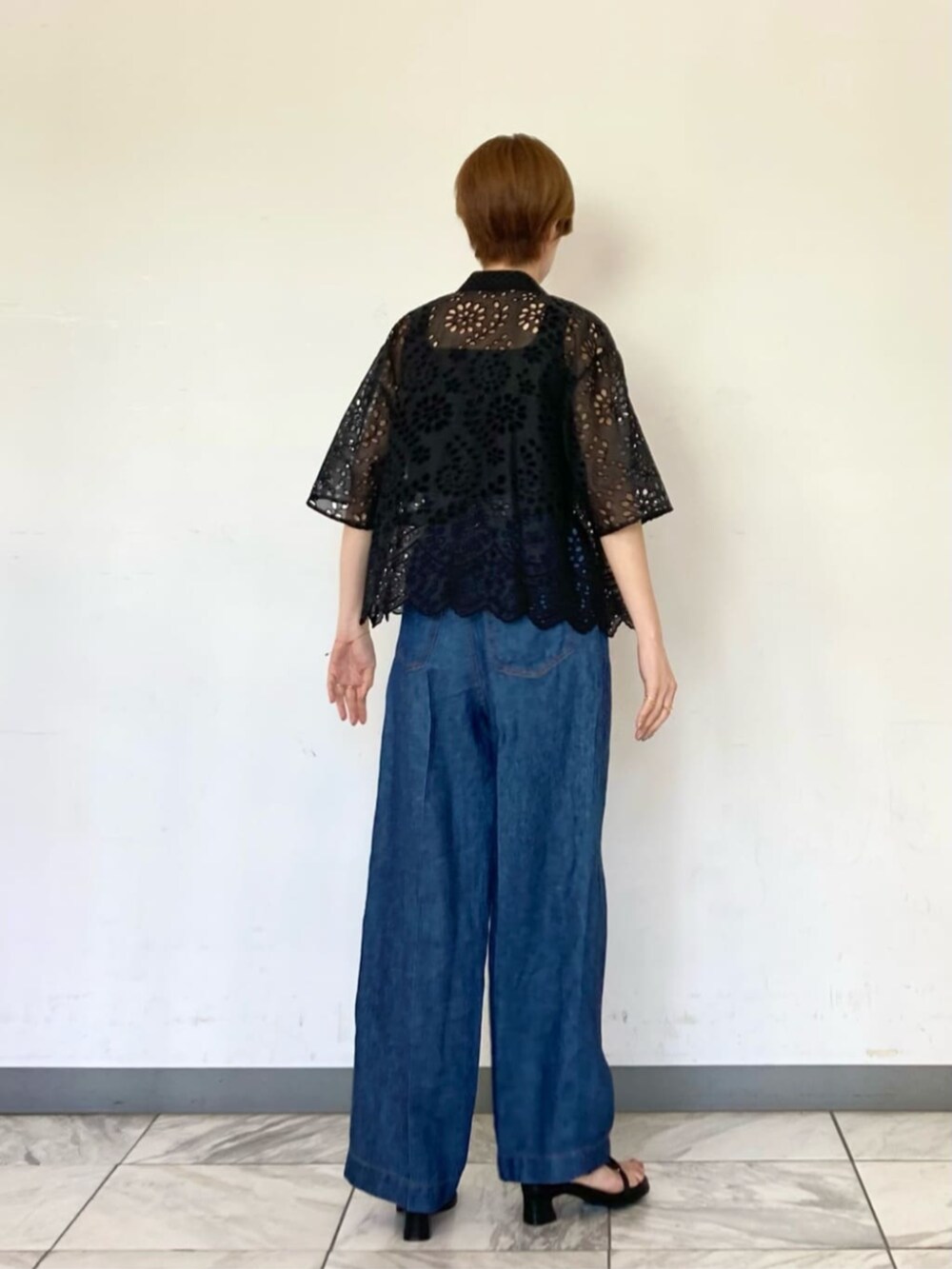 ブラック系のシャツ/ブラウス、ブラック系のサンダル、ブルー系のその他パンツを着用したレディースの春コーディネートの4枚目の写真
