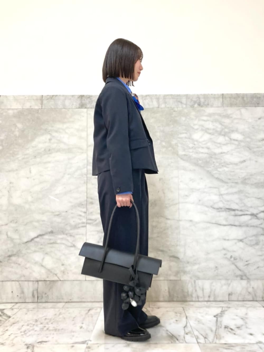 ブルー系のスーツパンツ、ブルー系のシャツ/ブラウス、ブルー系のスーツジャケットを着用したレディースの春コーディネートの2枚目の写真