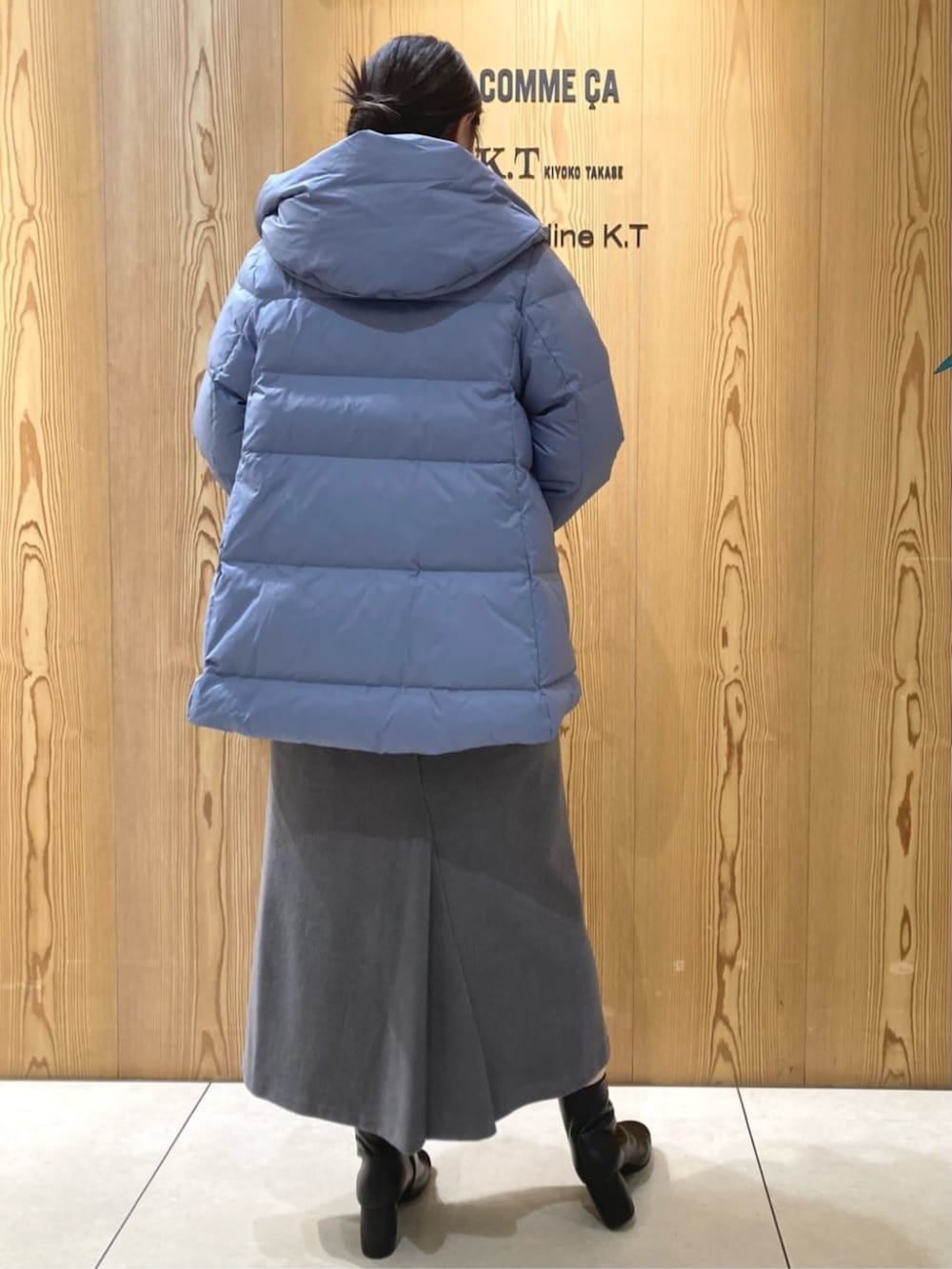 ブルー系のシャツ/ブラウス、ブルー系のダウンジャケット/コート、グレー系のスカートを着用したレディースの冬コーディネートの3枚目の写真