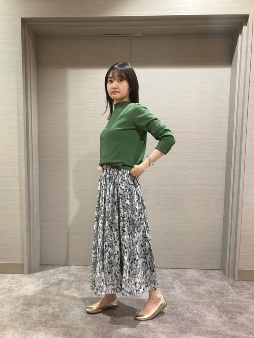 ブラック系のワンピース、グリーン系のニット/セーター、ブラック系のベルトを着用したレディースの夏コーディネートの3枚目の写真