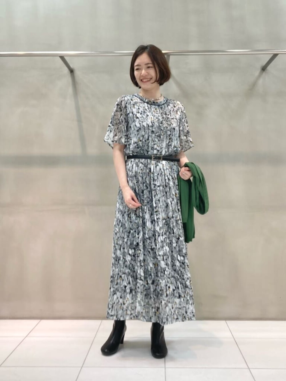 ブラック系のワンピース、グリーン系のカーディガン/ボレロを着用したレディースの春コーディネートの6枚目の写真