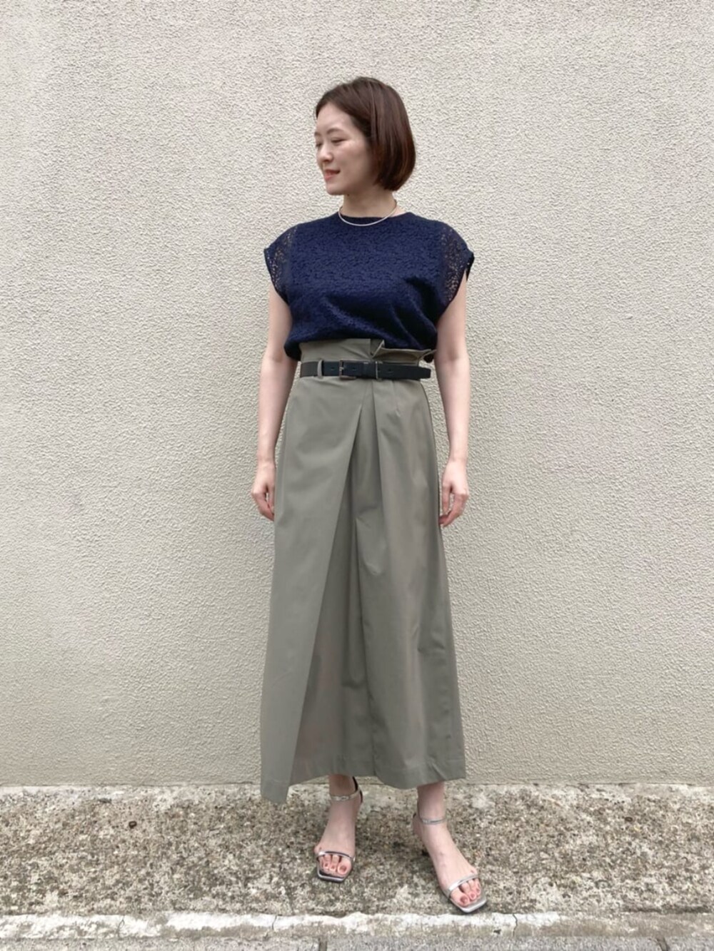 ブルー系のシャツ/ブラウス、その他のスカート、ブラック系のベルトを着用したレディースの夏コーディネートの2枚目の写真