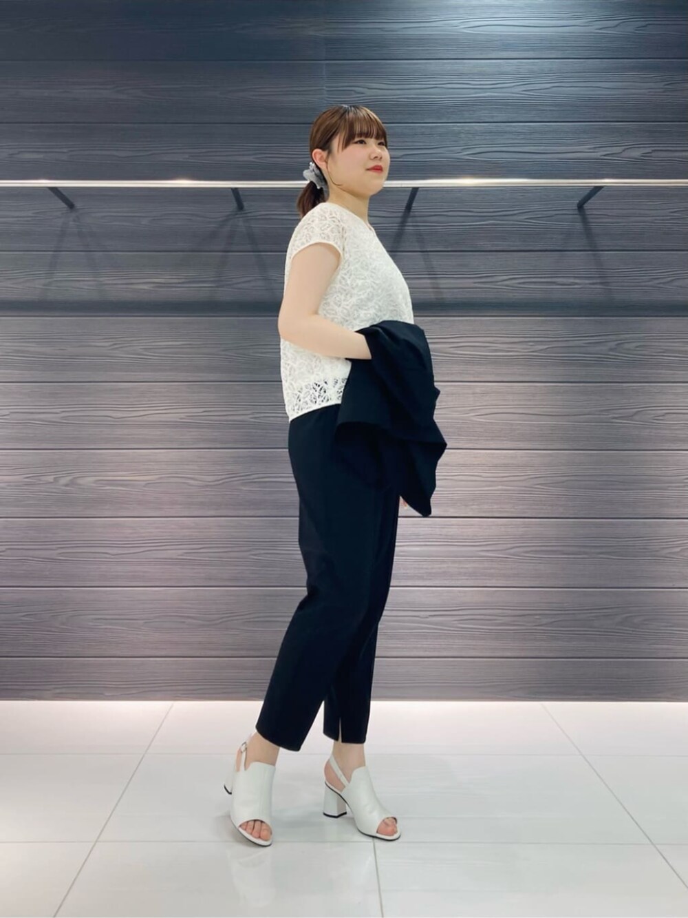 ホワイト系のショルダーバッグ、ホワイト系のサンダル、ホワイト系のシャツ/ブラウスを着用したレディースの夏コーディネートの2枚目の写真