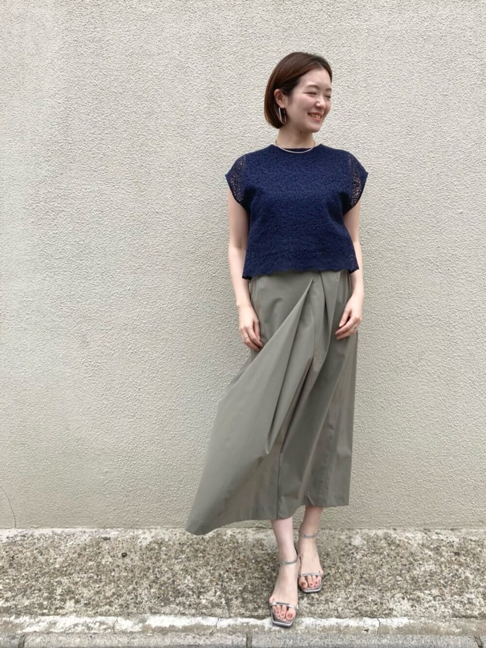 ブルー系のシャツ/ブラウス、その他のスカート、ブラック系のベルトを着用したレディースの夏コーディネートの4枚目の写真