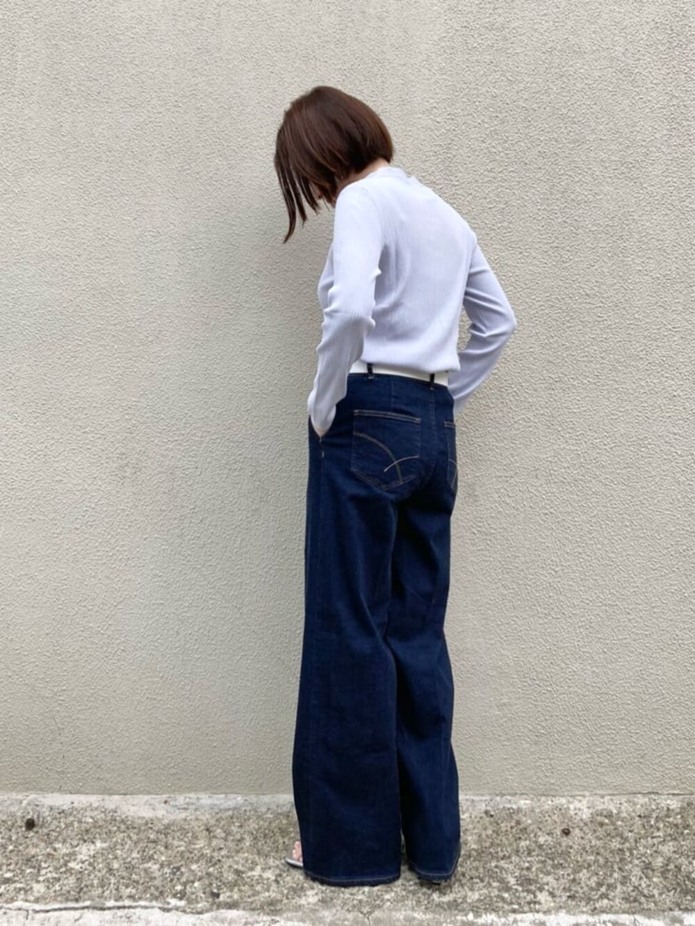 ブルー系のデニムパンツ、パープル系のカーディガン/ボレロ、ホワイト系のベルトを着用したレディースの夏コーディネートの5枚目の写真