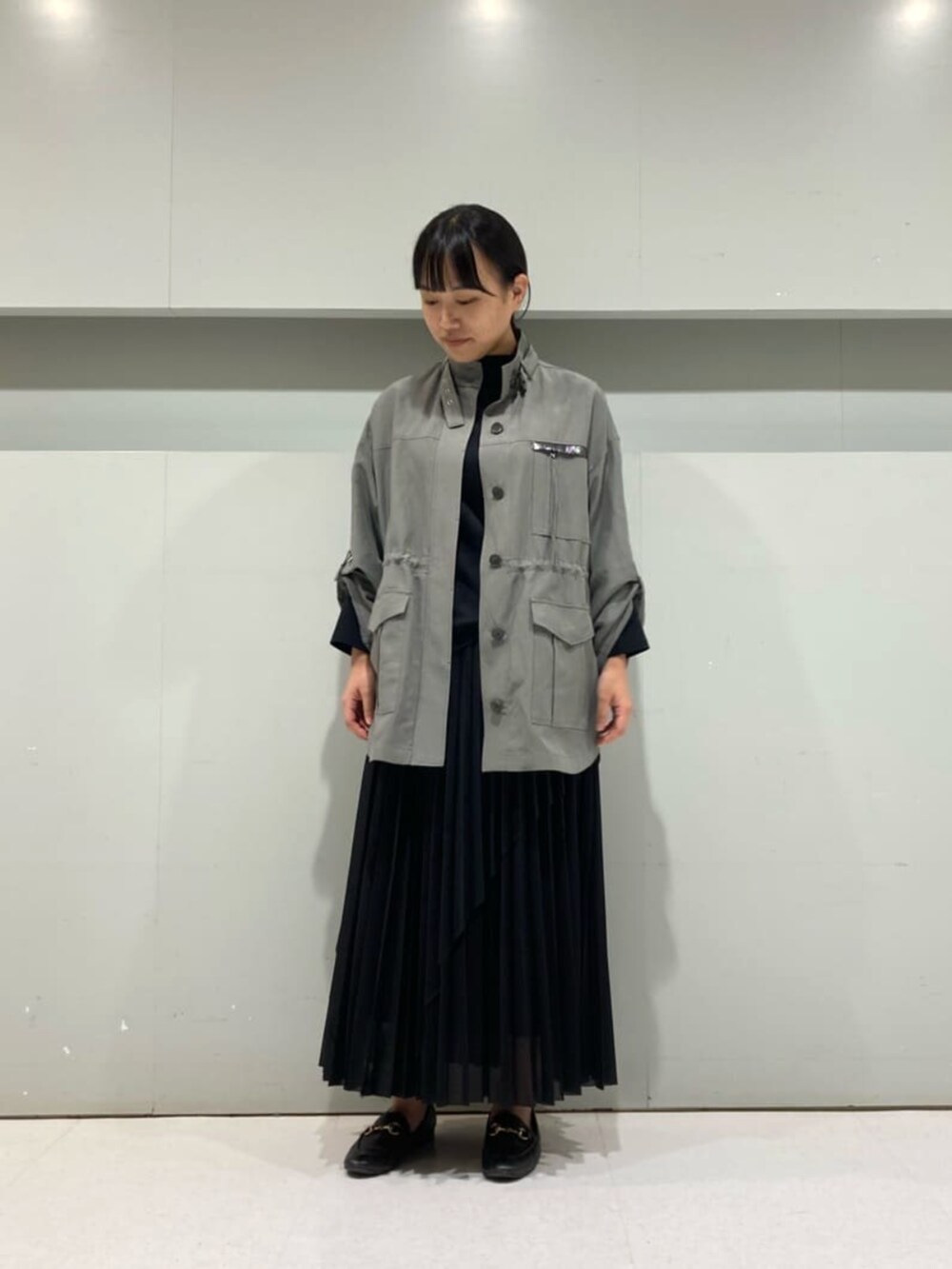 ブラック系のスカート、ブラック系のジャケット/アウターを着用したレディースの春コーディネートの2枚目の写真