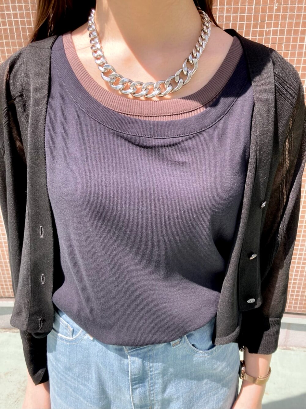 ブラック系のサンダル、ブルー系のタンクトップ、ブルー系のデニムパンツを着用したレディースの夏コーディネートの4枚目の写真