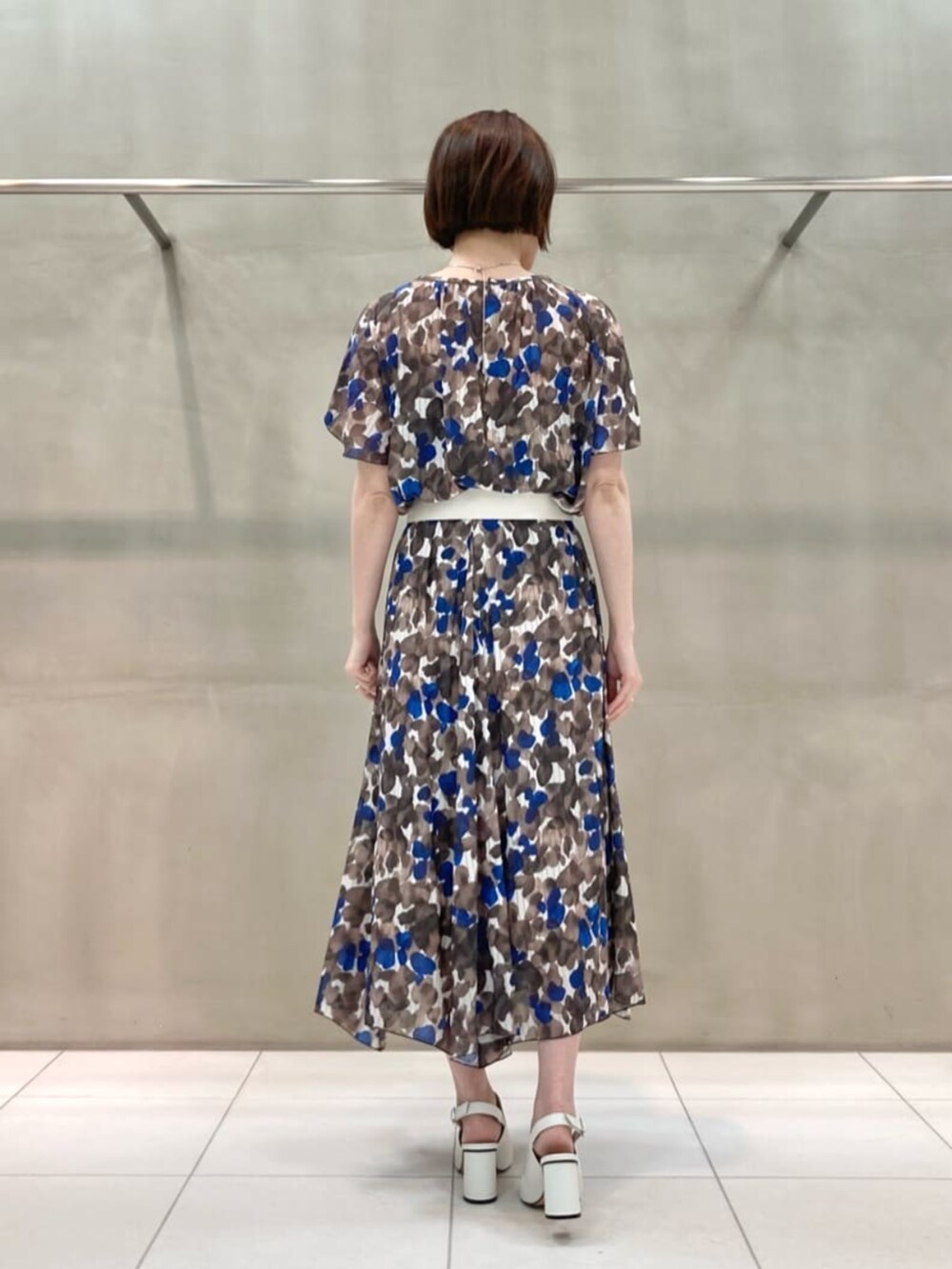 ホワイト系のサンダル、ブラウン系のシャツ/ブラウス、ブラウン系のスカートを着用したレディースの春コーディネートの3枚目の写真