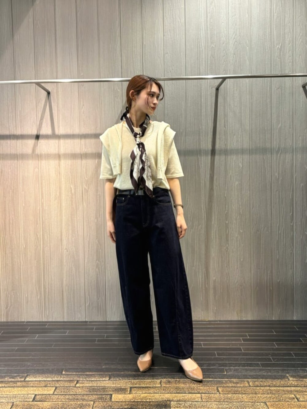 ホワイト系のショルダーバッグ、イエロー系のカーディガン/ボレロ、イエロー系のニット/セーターを着用したレディースの春コーディネートの3枚目の写真