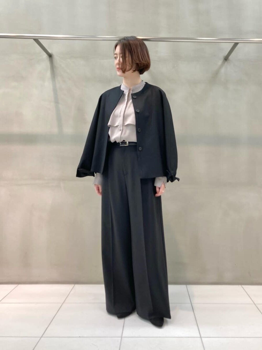 ブラック系のその他パンツ、ブラック系のノーカラージャケット、ブラウン系のシャツ/ブラウスを着用したレディースの春コーディネートの4枚目の写真