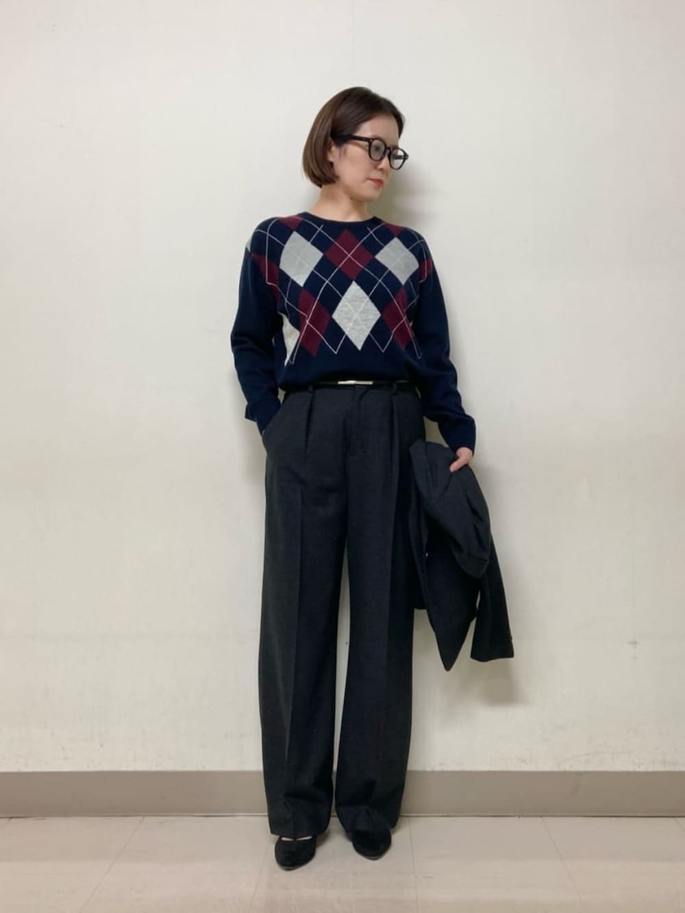 グレー系のスーツパンツ、グレー系のスーツジャケット、ブルー系のニット/セーターを着用したレディースの冬コーディネートの7枚目の写真