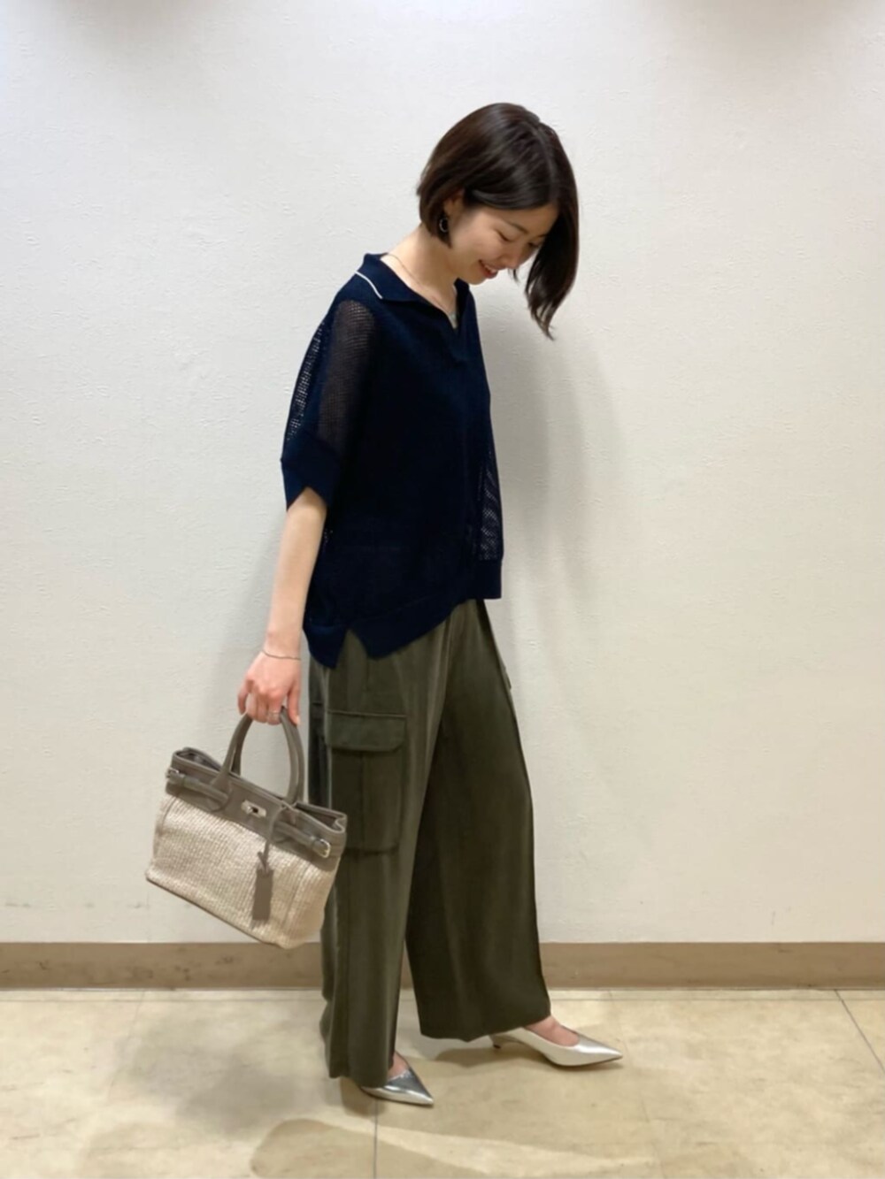 グリーン系のその他パンツ、シルバー系のパンプス、ブルー系のニット/セーターを着用したレディースの春コーディネートの2枚目の写真