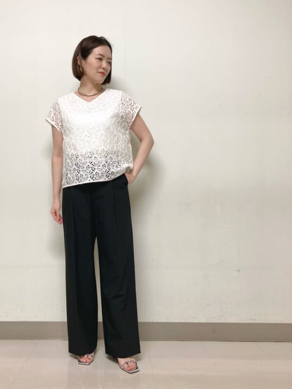 ブラック系のベスト、ホワイト系のシャツ/ブラウス、ブラック系のその他パンツを着用したレディースの春コーディネートの5枚目の写真