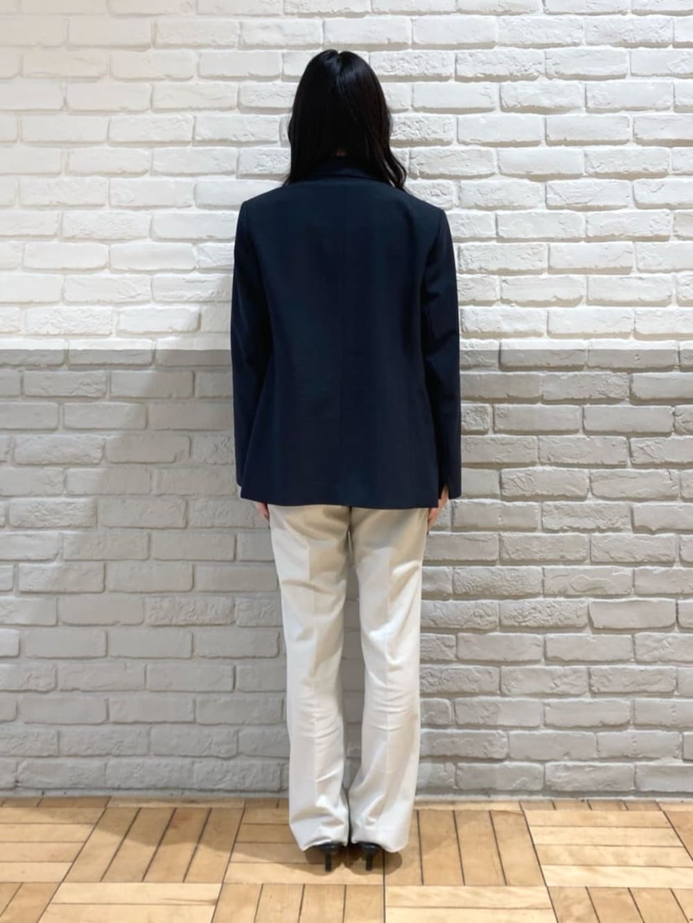 ブルー系のセットアップ、ホワイト系のニット/セーター、ベージュ系のその他パンツを着用したレディースの春コーディネートの3枚目の写真