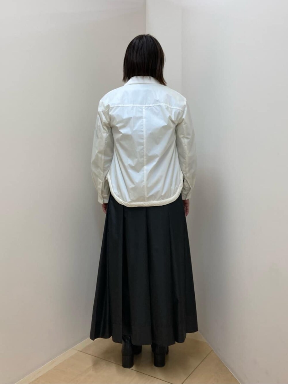 ホワイト系のブルゾンを着用したレディースの夏コーディネートの3枚目の写真