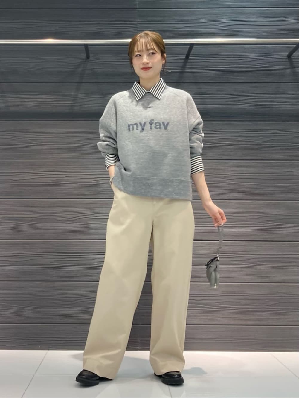 グレー系のチノパンツ、グレー系のTシャツ/カットソーを着用したレディースの冬コーディネートの3枚目の写真