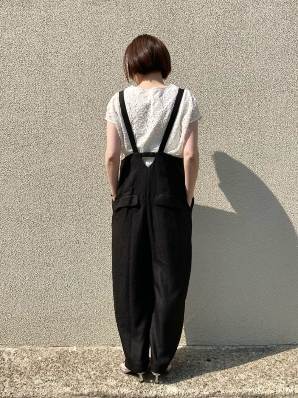 ホワイト系のシャツ/ブラウス、ブラック系のオールインワン・サロペットを着用したレディースの春コーディネートの7枚目の写真