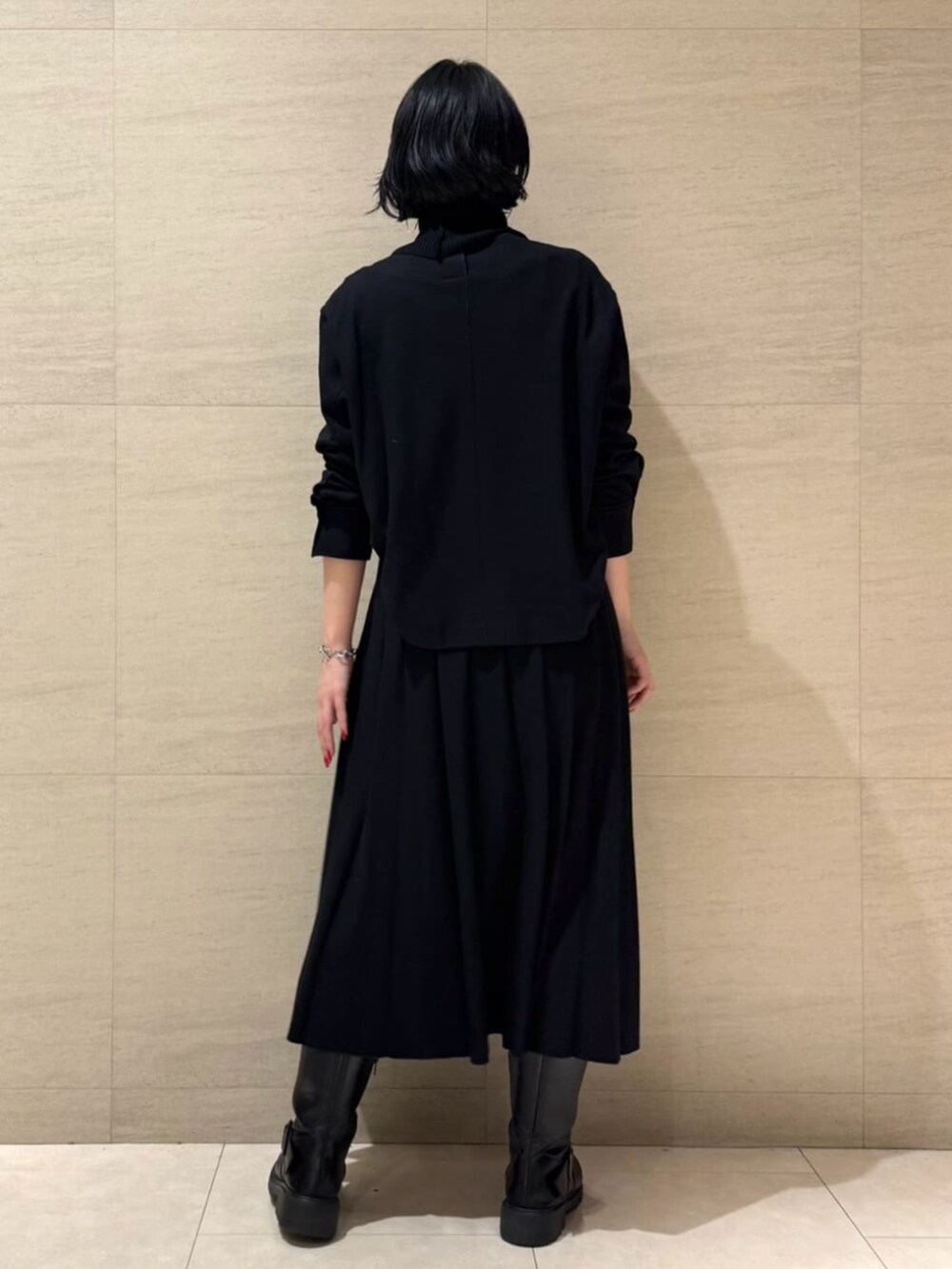 グレー系のブルゾン、ブラック系のTシャツ/カットソー、ブラック系のスカートを着用したレディースの冬コーディネートの9枚目の写真