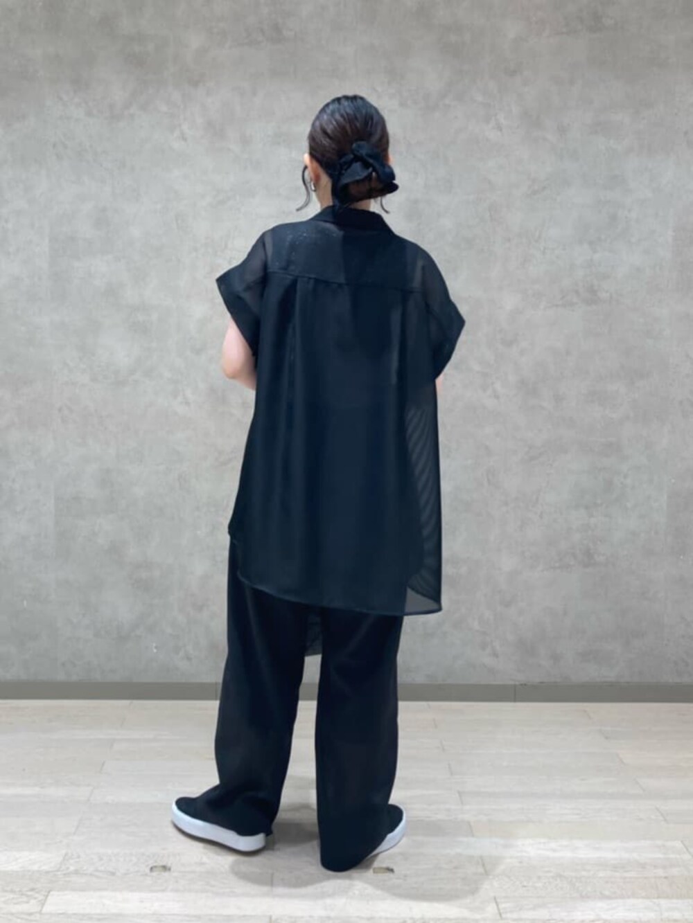 ブラック系のシャツ/ブラウス、グレー系のタンクトップ、ブラック系のスラックスを着用したレディースの夏コーディネートの3枚目の写真