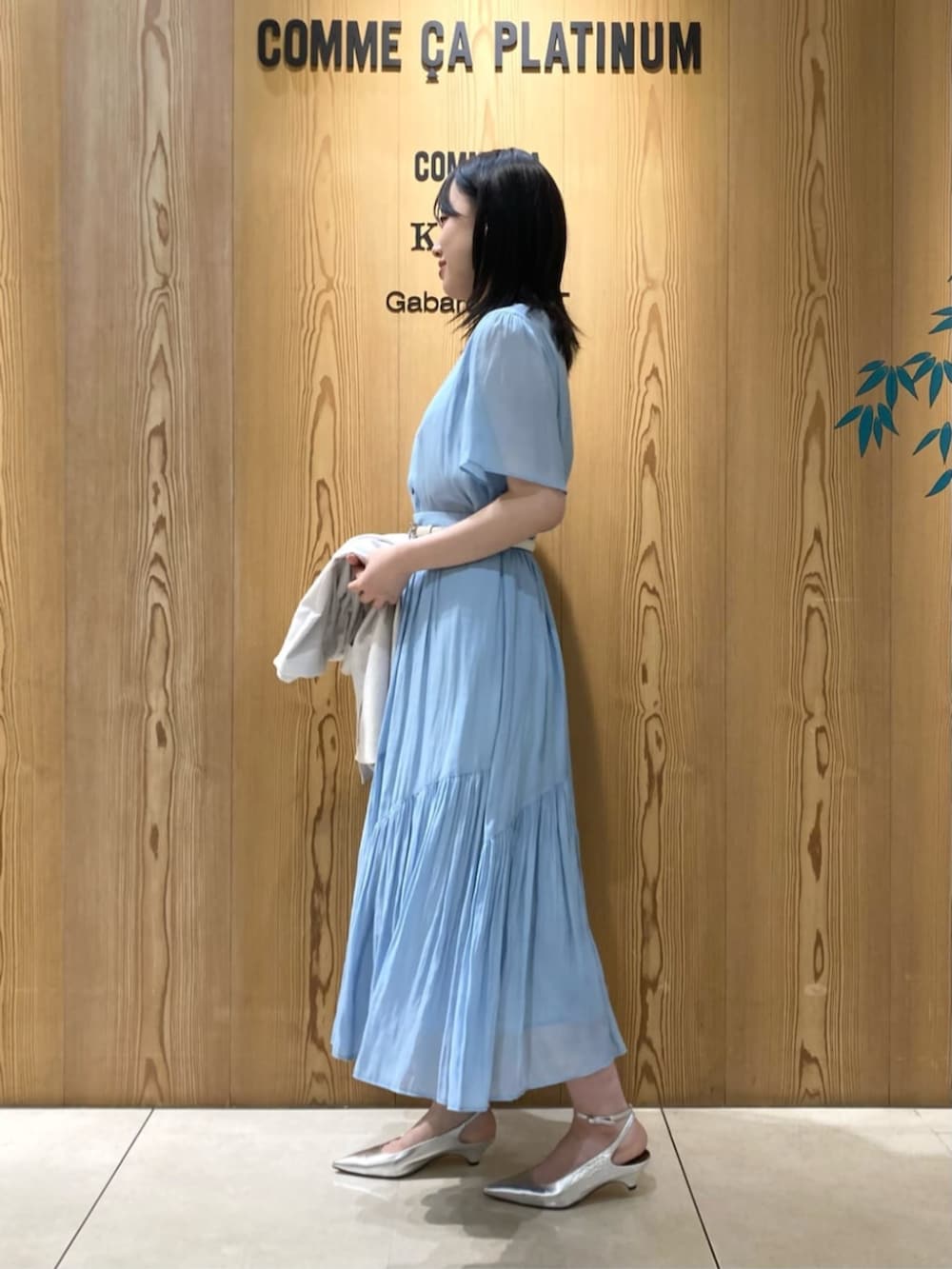 シルバー系のパンプス、ブルー系のスカート、ブルー系のシャツ/ブラウスを着用したレディースの春コーディネートの6枚目の写真